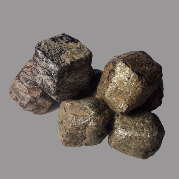 KUVVETİ BOYUTLARINDAN BÜYÜK, HAFIZAYI VE BİLİNCİ GÜÇLENDİREN,BÜTÜN NEGATİF UNSURLARA KARŞI KORUYUCU, NEGATİF SİSLERİ POZİTİFE ÇEVİREN, KABUS VE KARABASANLARA KARŞI ETKİLİ YABANİ DOĞAL GARNET TAŞI