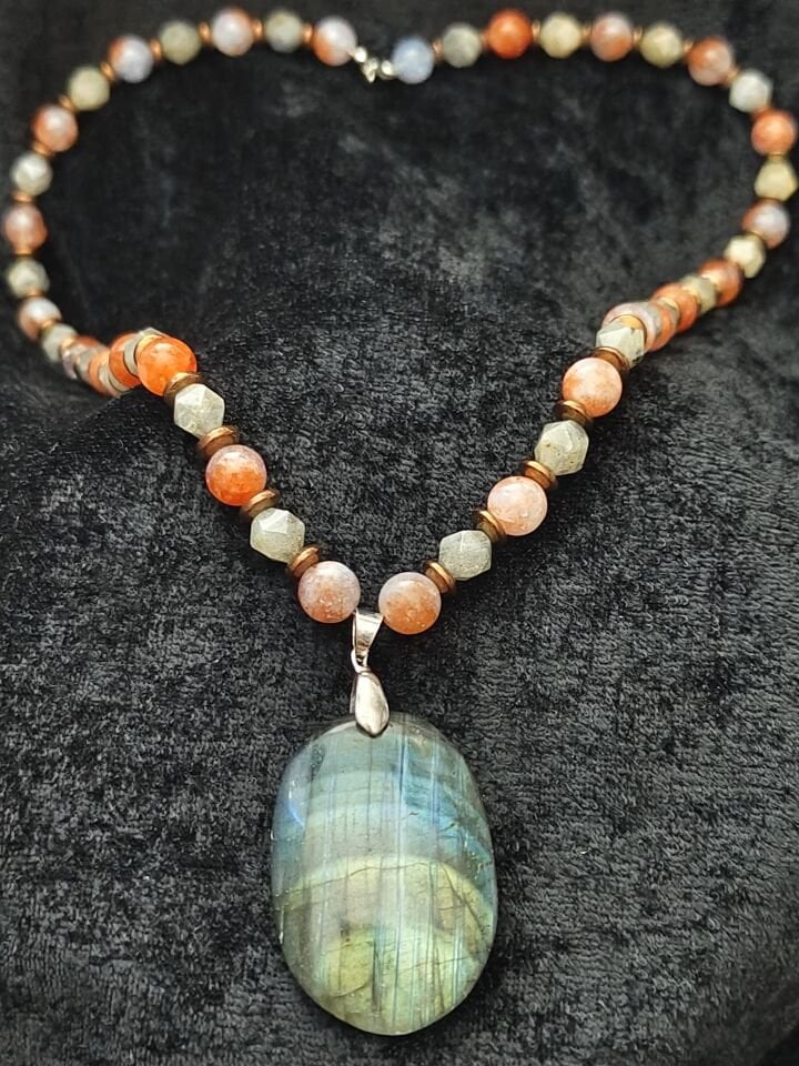 SÜPER YANSIMALI LABRADORİT TAŞI VE TURUNCU AKİK BAYAN KOLYE