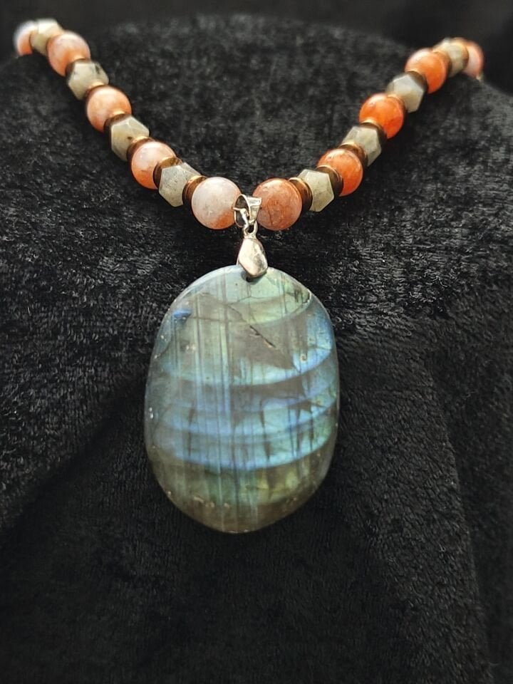 SÜPER YANSIMALI LABRADORİT TAŞI VE TURUNCU AKİK BAYAN KOLYE