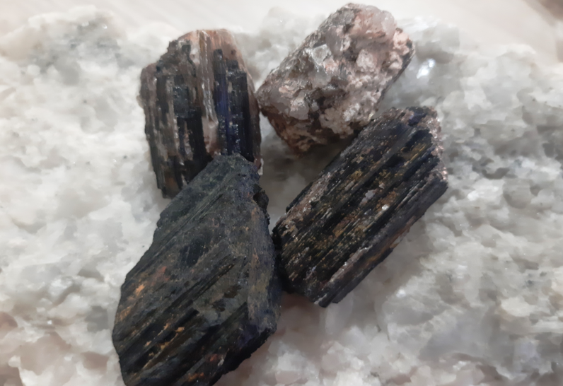 NATUREL GERÇEK TURMALİN HAM TAŞ