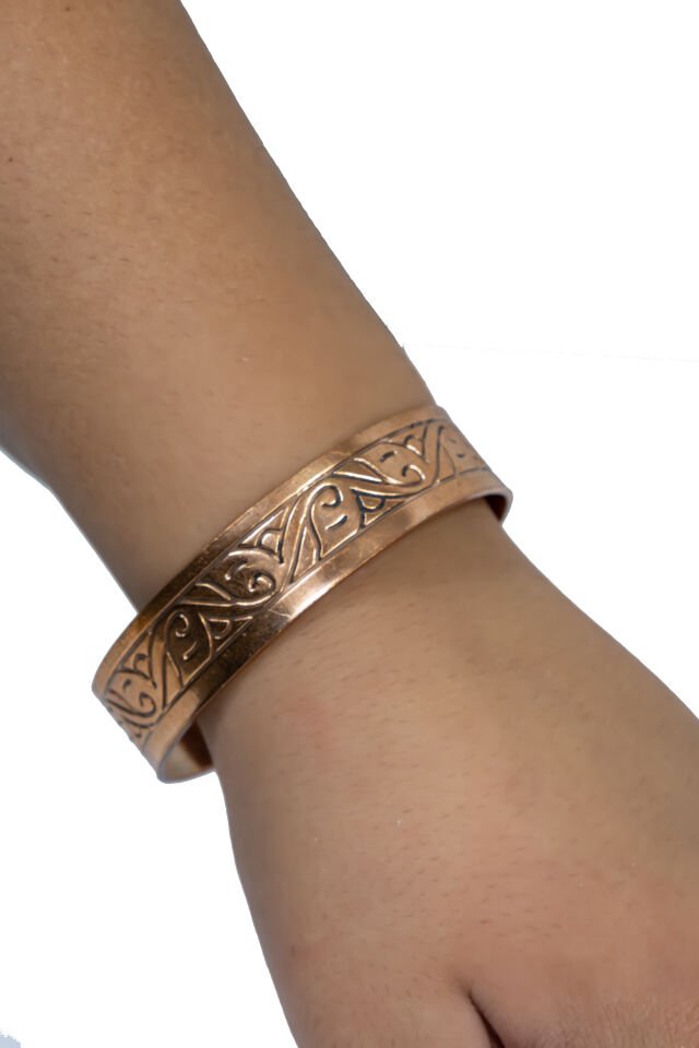 DIŞ YÜZEYİ ANADOLU MOTİFİ İÇ YÜZEYİNDE  AYETEL KÜRSİ, HZ. SÜLEYMAN MÜHRÜ, ELİF-LAM, FELAK VE NAS KUFİÜ HZ MUHAMMED A.S. MÜHRÜ CELCELUTİYYE VEFKİ İŞLEMELİ ERKEK BAYAN BAKIR BİLEKLİK