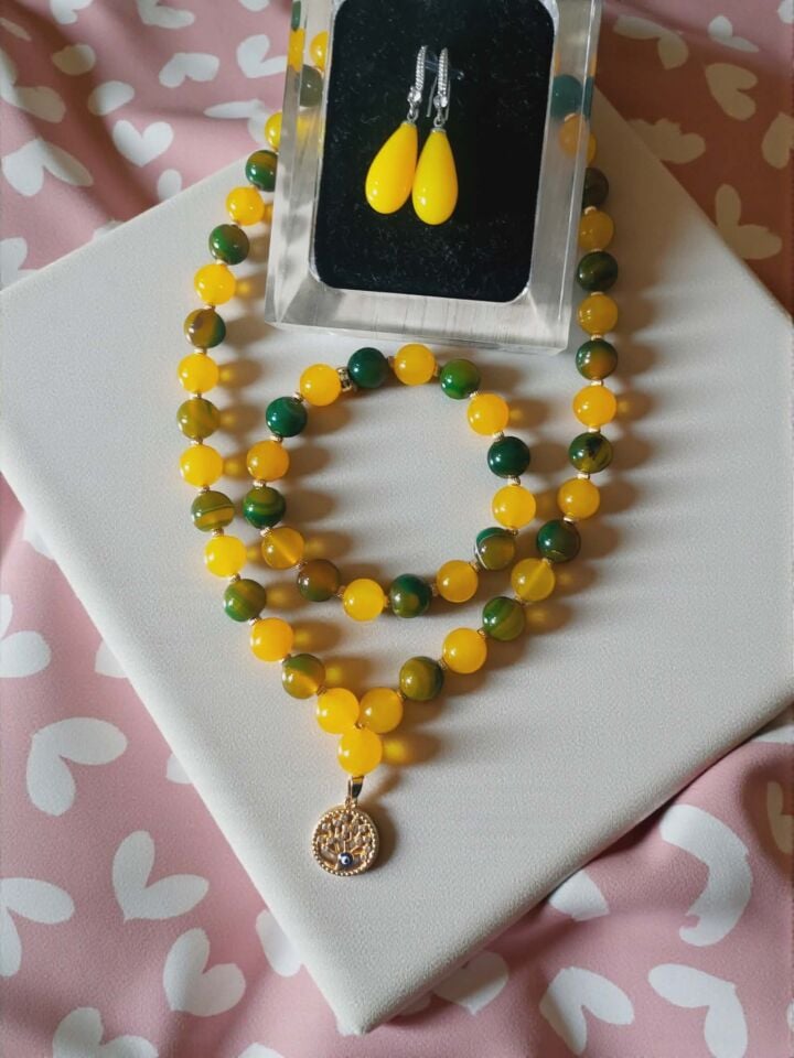 DOĞAL KEHRİBAR KÜPELER VE SARI YEŞİL DOĞAL AKİK TAŞLARI İLE 3 PARÇA  ZERAFET SETİ