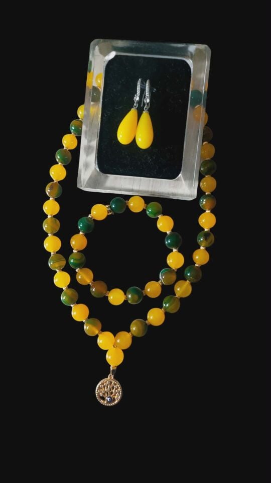 DOĞAL KEHRİBAR KÜPELER VE SARI YEŞİL DOĞAL AKİK TAŞLARI İLE 3 PARÇA  ZERAFET SETİ
