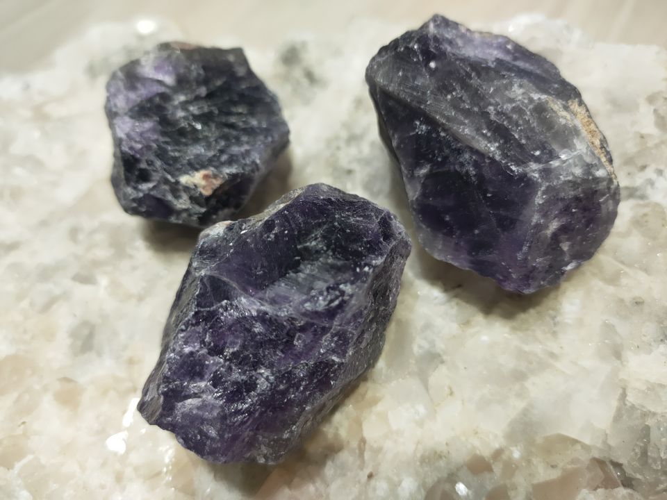 İŞLENMEMİŞ HAM AMETİST TAŞI YÜKSEK RUHSAL TİTREŞİM,FARKINDALİK VE GELİŞİM İÇİN NATUREL  AMETİST TAŞI