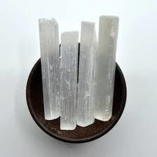 SELENİT, MELEK TAŞI TAÇ ÇAKRA VE 3. GÖZ İLE İLİŞKİLİ SEZGİLERİ VE MANEVİ MELEKELERİ ARTIRAN, RÜYALARI DAHA NET HATIRLAMAYA YARDIMCI ARINDIRAN TEMİZLEYEN YÜKSEK TİTREŞİMLİ SELENİT/ MELEK TAŞI