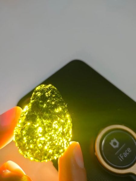 ORJİNAL 1. SINIF MOLDAVİT TAŞI BİR MOLDAVİT TAŞI 4.50-5.00 GR ARASI GELMEKTEDİR.