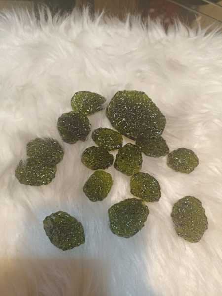 ORJİNAL 1. SINIF MOLDAVİT TAŞI BİR MOLDAVİT TAŞI 4.50-5.00 GR ARASI GELMEKTEDİR.