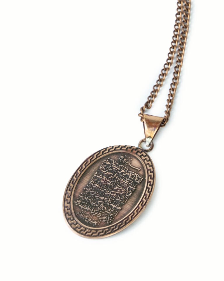 BİR YÜZÜ AYETEL KÜRSİ DİĞER YÜZÜ  HZ. SÜLEYMAN MÜHRÜ İŞLEMELİ ERKEK BAYAN KULLANIMINA UYGUN SAF BAKIR KOLYE KOLYENİN EBATLARI YENİ MADENİ 5 TL. BOYUTLARINDADIR.