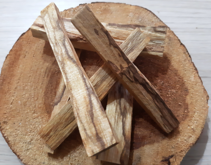 ORJİNAL  PERU MENŞEİLİ PALO SANTO AGACI  80 TL. (10 GR. FİYATIDIR.)