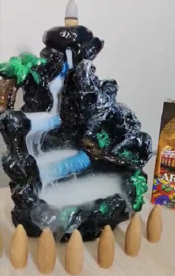 GERİ AKIŞLI  FİL AİLESİ DESENLİ SERAMİK BUHURDANLIK YANINDA 10 ADET KONİK ARABİAN OUD TÜTSÜ HEDİYESİ İLE BİRLİKTE