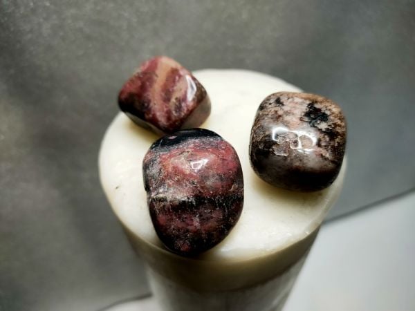 EN GÜÇLÜ KALP ÇAKRA TAŞLARINDAN SAF SEVGİNİN KAYNAĞI EPİFİZ BEXZİNİN UYARILMASINA YARDIMCI FİZİKSEL VE ZİHİNSEL ENERJİLERİ DENGELEYEN NATUREL RODONİT TAŞI