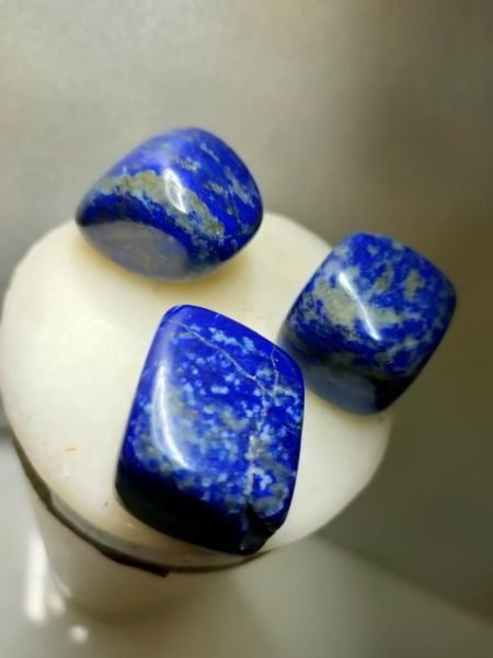 FİZİKSEL VE PSİŞİK SALDIRILARA KARŞI KORUYUCU TROİD TEDAVİSİNDE SON DERECE DESTEKLEYİCİ KADİM BİLGELİK VE AYDINLANMANIN TAŞI NATUREL LAPİS LAZULİ TAŞI