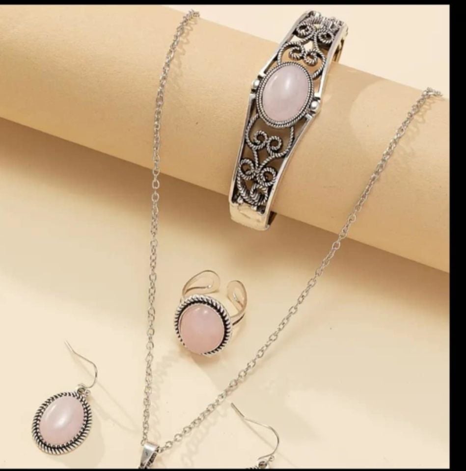 PEMBE KUVARS TAŞI 4 PARÇA SET (KOLYE ÜZÜK KÜPE BİLEKLİK )