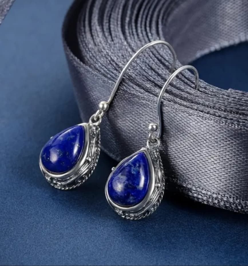 LAPİS LAZULİ TAŞI  BAYAN KOLYE (TAŞIN OTURDUĞU METAL ÇERÇEVE GÜMÜŞ KAPLAMADIR 2 KÜPE AGIRLIĞI 34 GR DIR)
